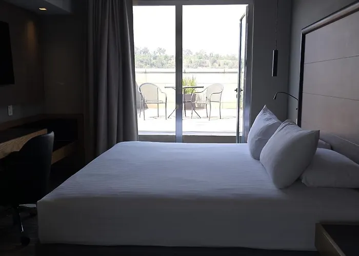 Ramada By Wyndham Santa Fe Hotel 4*